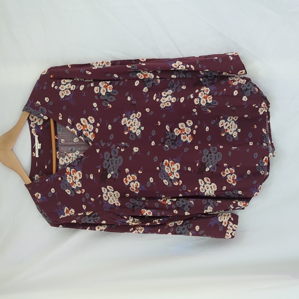 Stitch fix Fun2fun gorgeous purple floral size large blouse with button detailin